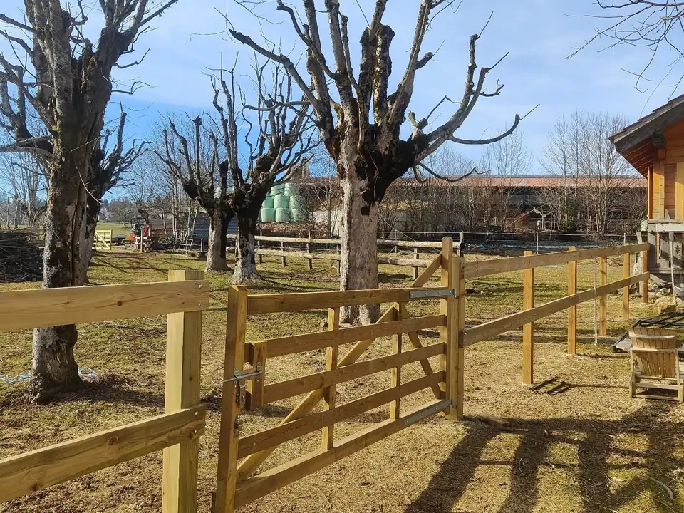 Clôture ou brise-vue posé par F. Mühlheim