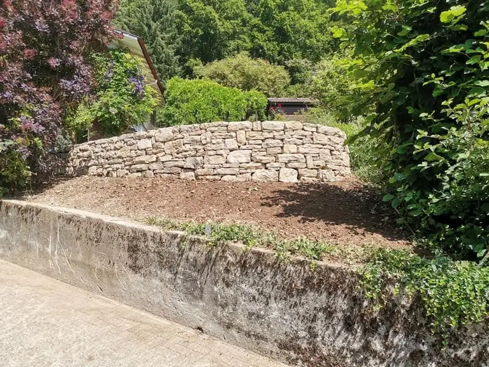 Mur en pierres sèches monté sans mortier par F. Mühlheim