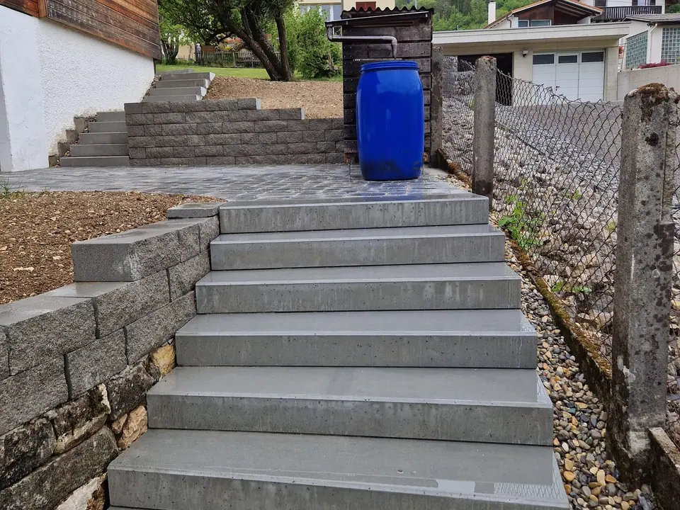 Mur et escalier extérieur en pierre réalisés par F. Mühlheim