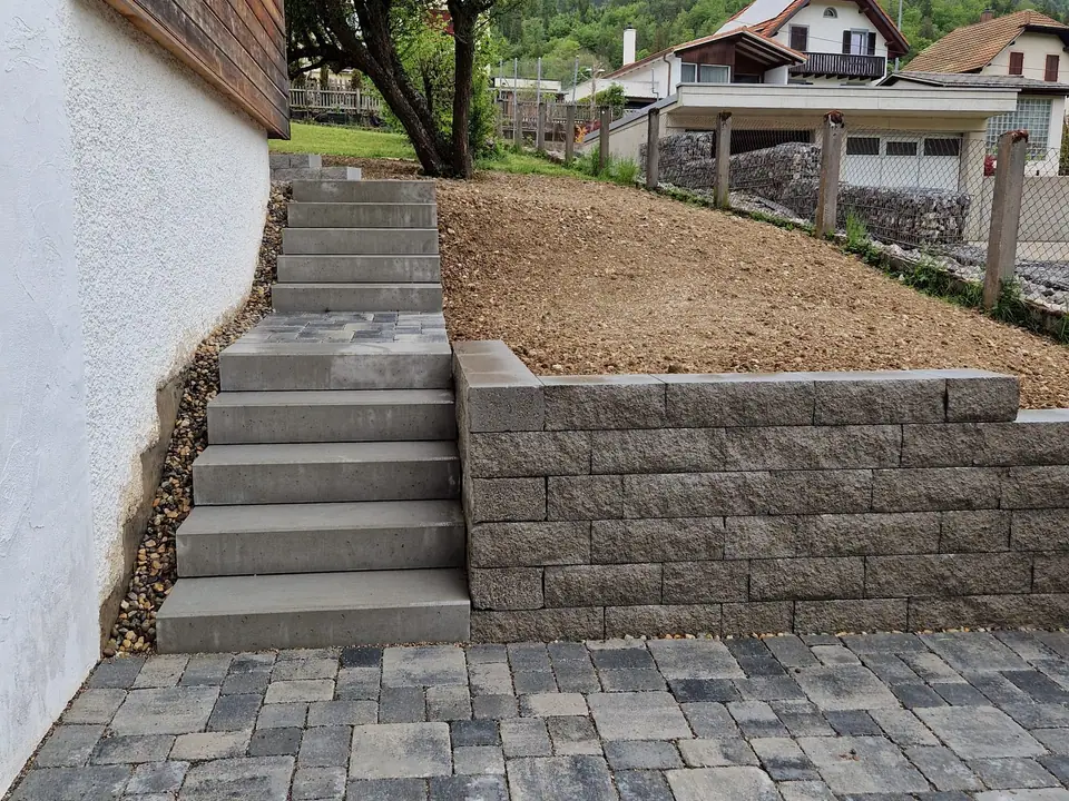 Mur et escalier extérieur en pierre réalisés par F. Mühlheim