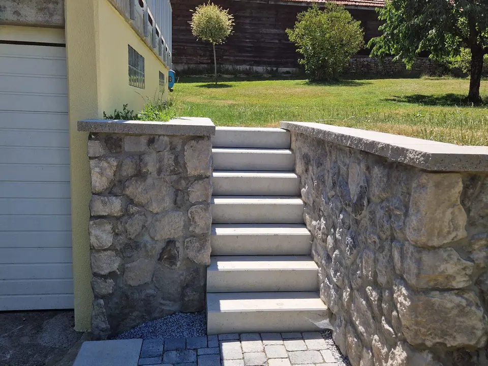 Mur et escalier extérieur en pierre réalisés par F. Mühlheim