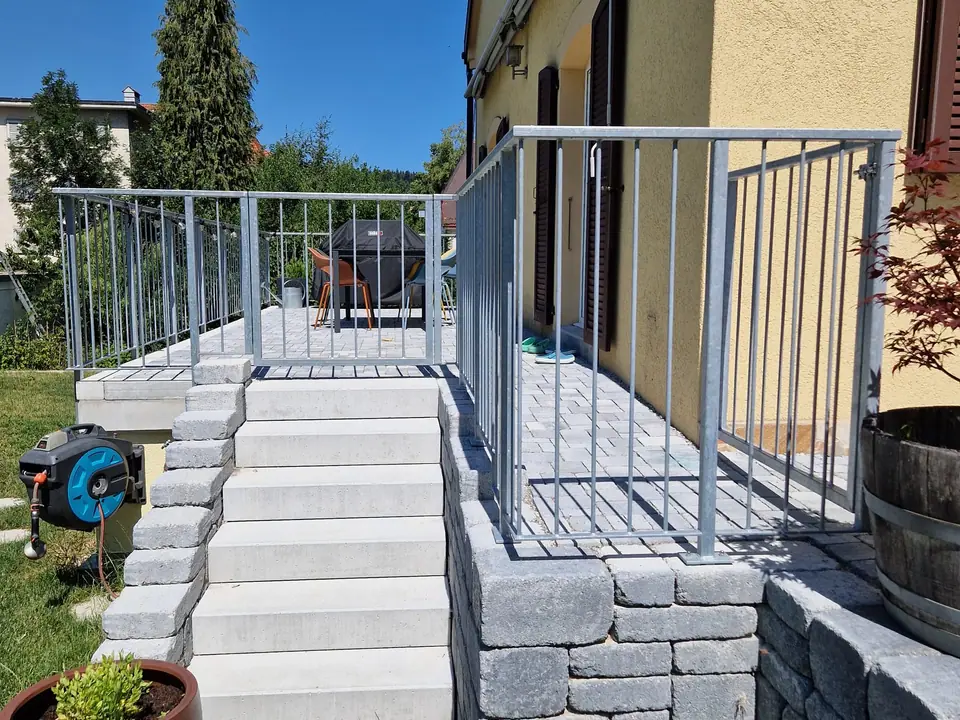 Mur et escalier extérieur en pierre réalisés par F. Mühlheim