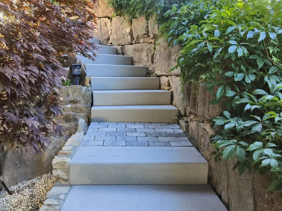 Mur et escalier extérieur en pierre réalisés par F. Mühlheim