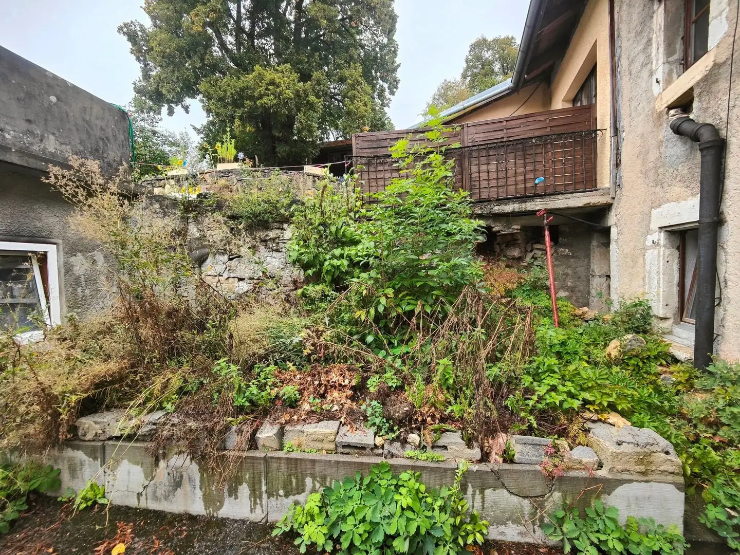 Un mur en pierres en ruine remplacé par des blocs calcaires, avant travaux