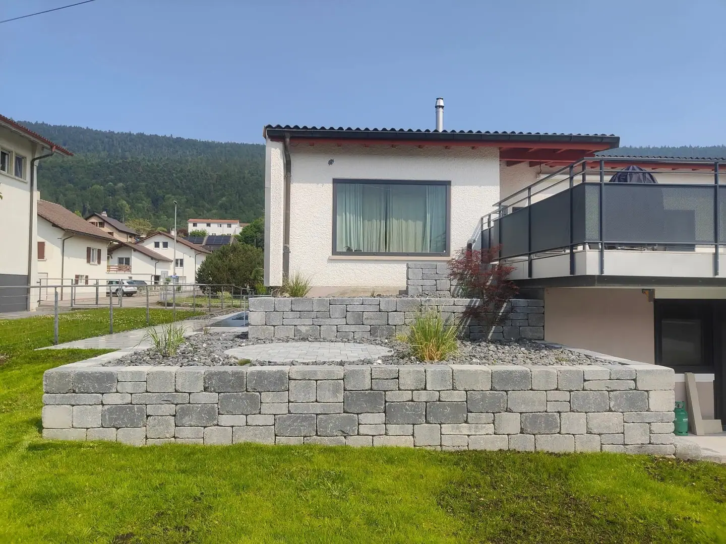 Un talus en friche transformé en terrasses, après travaux