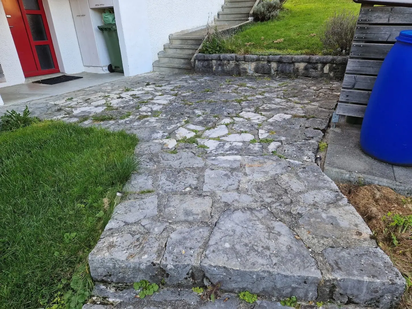 Une entrée remise au goût du jour, avant travaux