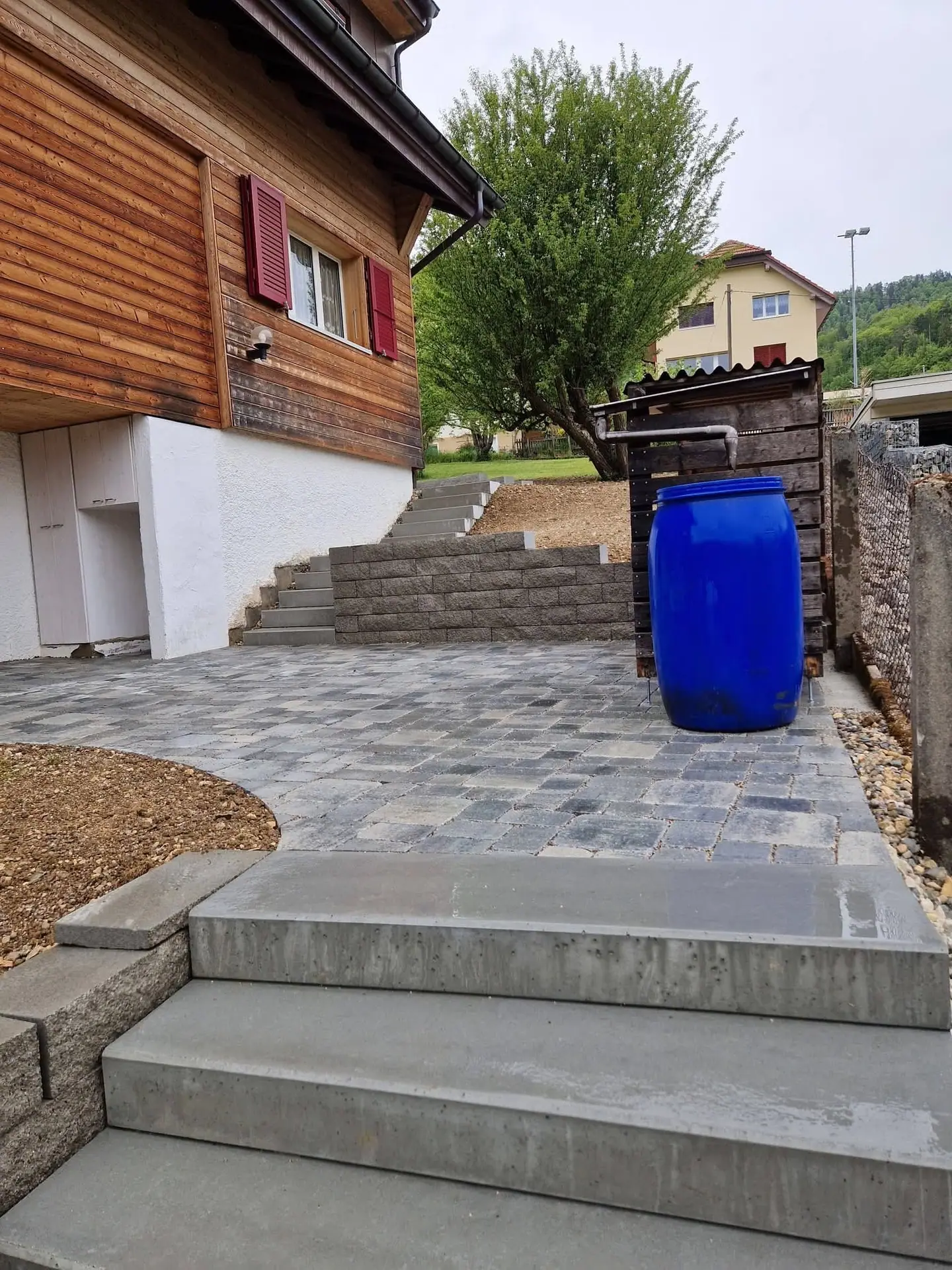 Une entrée remise au goût du jour, après travaux