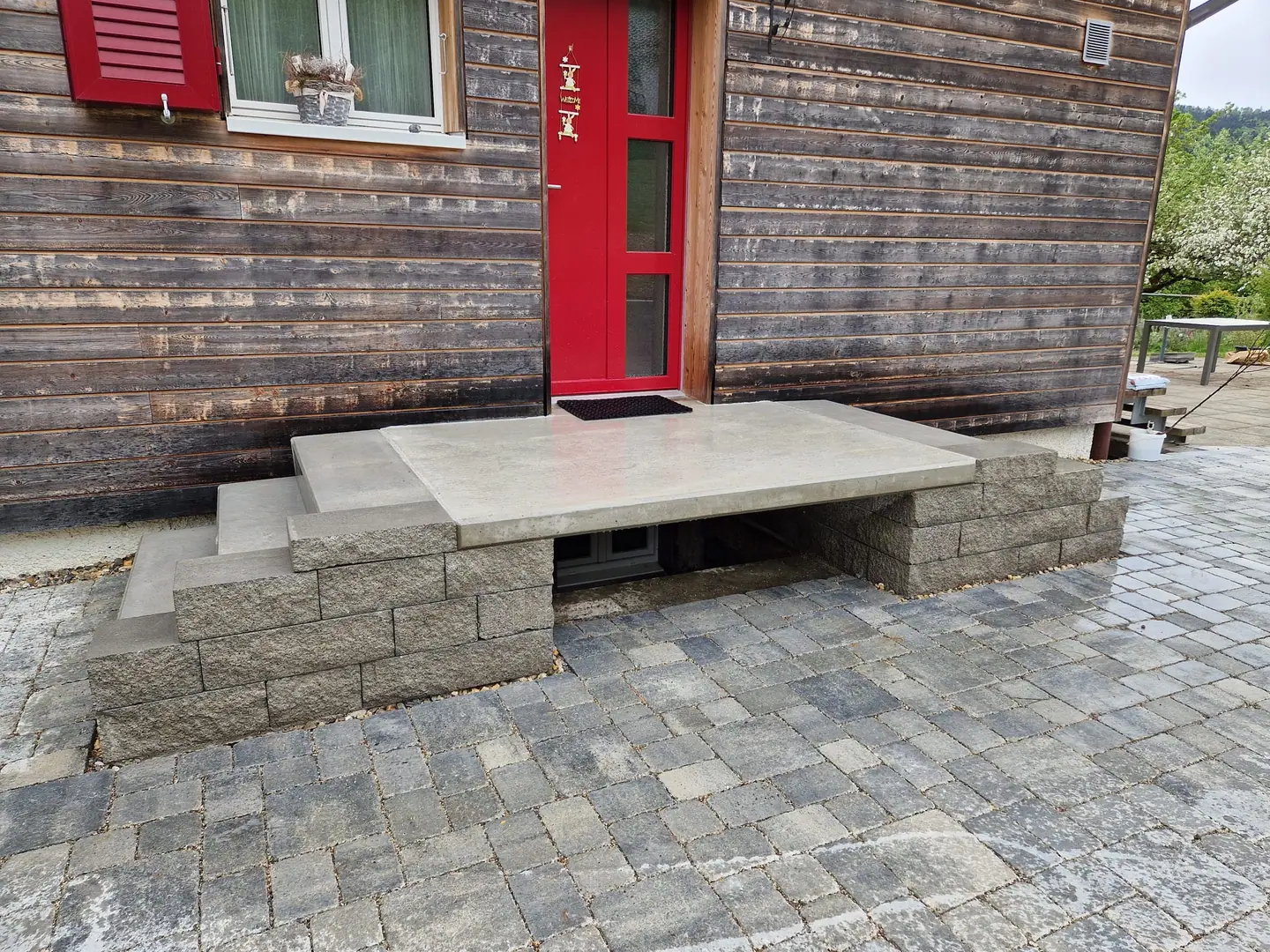 Mur de soutènement en blocs de pierre le long d’un talus